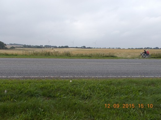 082 větrníky a cyklisti.JPG