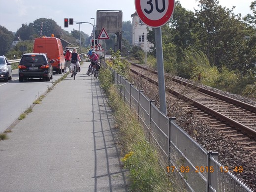 147 červená a partička seniorů na kolech.JPG