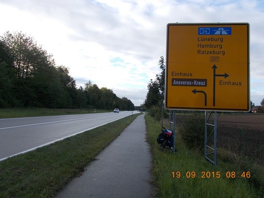 164 cyklostezka kolem silnice a ukazatel.JPG